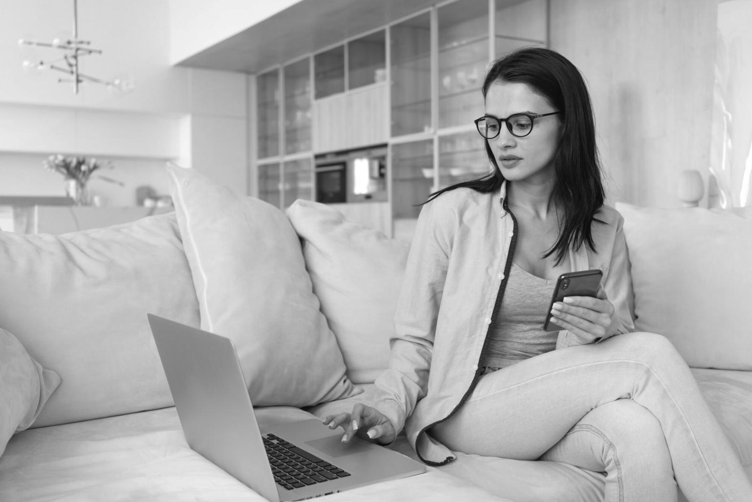 Professionnels analysant des données financières
